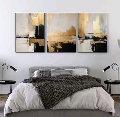Trittico Abisso Dorato: quadro astratto oro nero beige con pennellate ampie e forme geometriche fluide. Trittico moderno camera da letto lusso dai toni neutri e dorati.