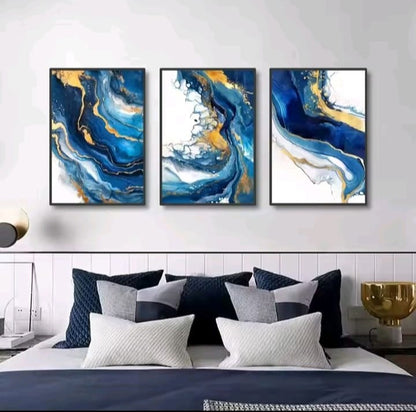 Trittico Fluidità Oro Blu: quadro astratto arte fluida blu oro su tre pannelli con venature e sfumature acquatiche. Trittico moderno salotto lusso dai colori intensi e dinamici.
