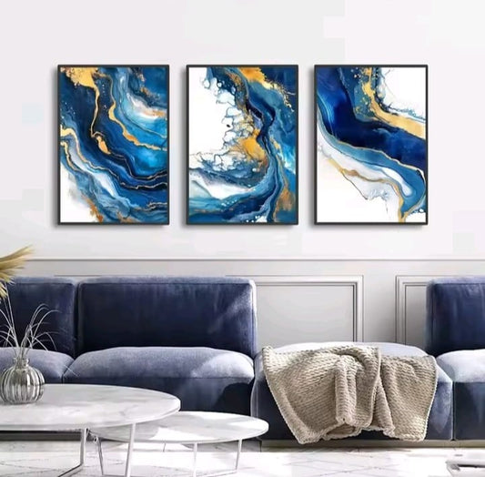 Trittico Fluidità Oro Blu: quadro astratto arte fluida blu oro su tre pannelli con venature e sfumature acquatiche. Trittico moderno salotto lusso dai colori intensi e dinamici.