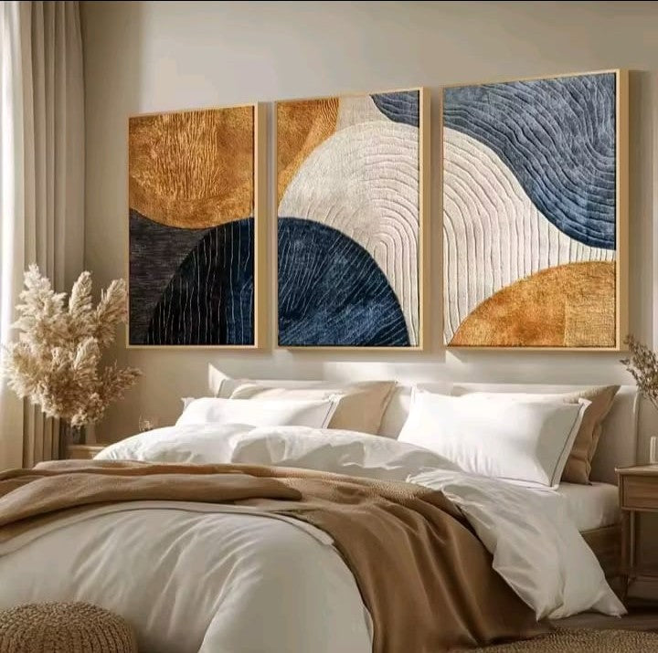 Trittico Flusso Elegante: quadro astratto geometrico oro su tre pannelli. Trittico moderno salotto lusso con forme semicircolari in nero, marmo e dettagli dorati.