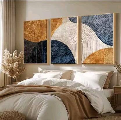 Trittico Flusso Elegante: quadro astratto geometrico oro su tre pannelli. Trittico moderno salotto lusso con forme semicircolari in nero, marmo e dettagli dorati.