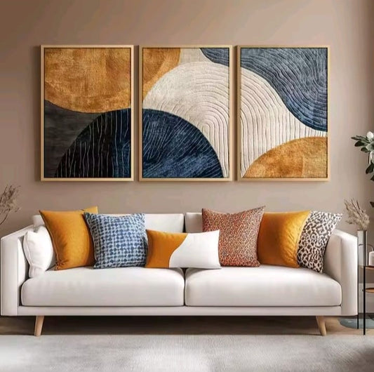 Trittico Flusso Elegante: quadro astratto geometrico oro su tre pannelli. Trittico moderno salotto lusso con forme semicircolari in nero, marmo e dettagli dorati.
