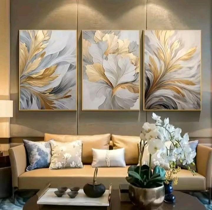 Trittico Foglie Eterne: quadro floreale astratto oro e grigio su tre pannelli. Trittico moderno salotto lusso con motivi di foglie stilizzate e pennellate fluide.