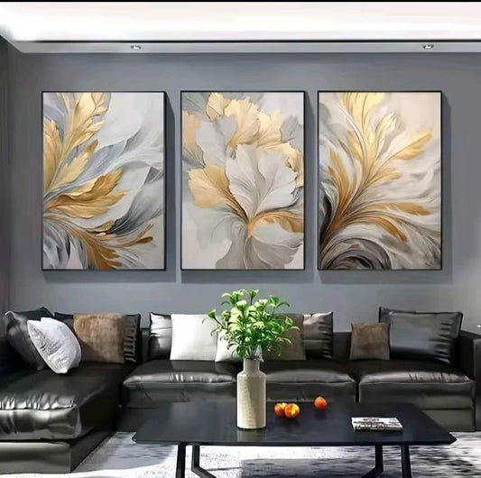 Trittico Foglie Eterne: quadro floreale astratto oro e grigio su tre pannelli. Trittico moderno salotto lusso con motivi di foglie stilizzate e pennellate fluide.