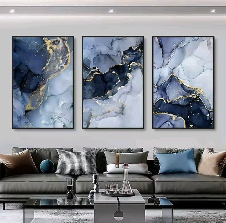 Trittico Velo Marmoreo: quadro astratto marmo blu oro su tre pannelli. Trittico moderno salotto lusso con venature grigie, blu e riflessi dorati.