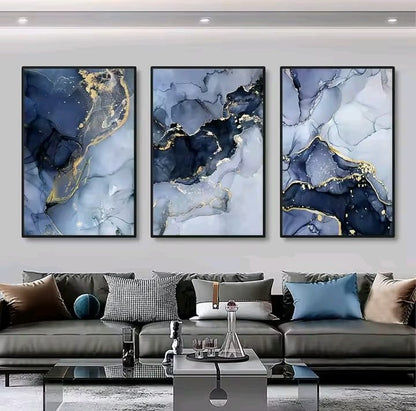 Trittico Velo Marmoreo: quadro astratto marmo blu oro su tre pannelli. Trittico moderno salotto lusso con venature grigie, blu e riflessi dorati.
