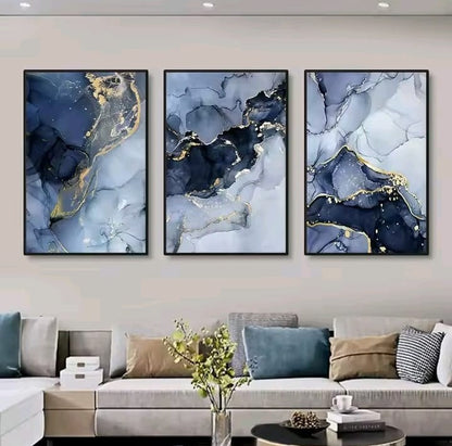 Trittico Velo Marmoreo: quadro astratto marmo blu oro su tre pannelli. Trittico moderno salotto lusso con venature grigie, blu e riflessi dorati.