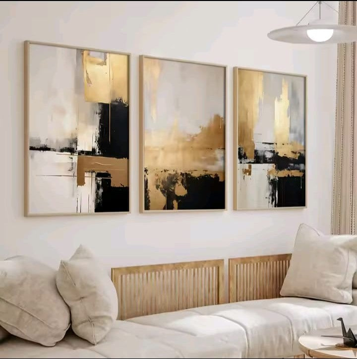 Trittico Abisso Dorato: quadro astratto oro nero beige con pennellate ampie e forme geometriche fluide. Trittico moderno camera da letto lusso dai toni neutri e dorati.