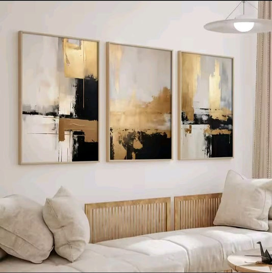Trittico Abisso Dorato: quadro astratto oro nero beige con pennellate ampie e forme geometriche fluide. Trittico moderno camera da letto lusso dai toni neutri e dorati.