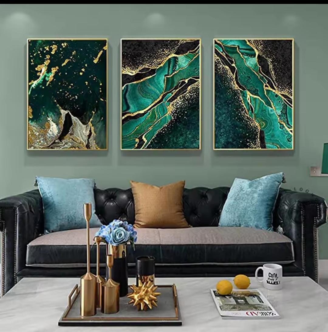 Set di 3 quadri su tela “Trittico dei Smeraldi”: tonalità verde smeraldo e texture eleganti.