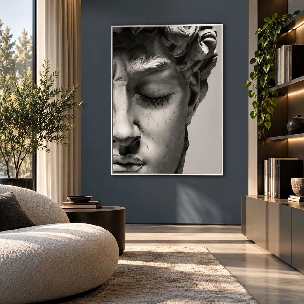 Quadro su tela con cornice bianca minimal Volto David di Michelangelo, una rappresentazione artistica del celebre volto della scultura rinascimentale con occhio chiuso, simbolo di bellezza e perfezione.