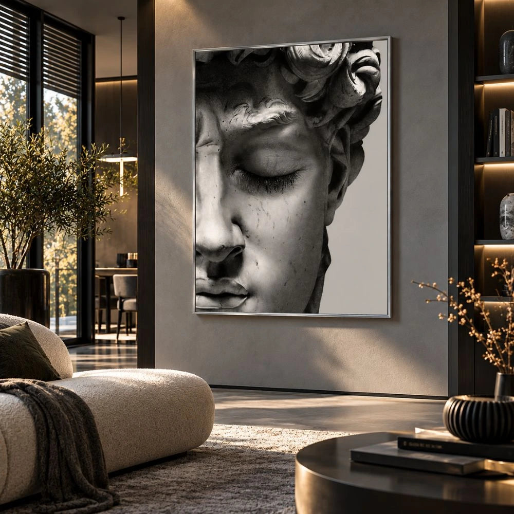 Quadro su tela con cornice argento 
minimal Volto David di Michelangelo, una rappresentazione artistica del celebre volto della scultura rinascimentale con occhio chiuso, simbolo di bellezza e perfezione.