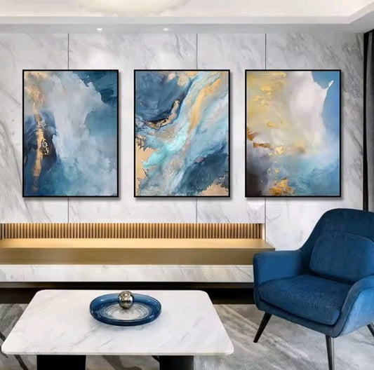 Vortice Oceano Oro: quadro trittico astratto blu azzurro con venature e dettagli in oro lucido. Stampa su tela lusso mare che evoca onde e movimenti liquidi.