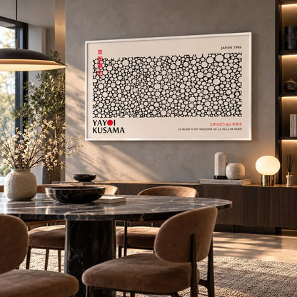 yayoi kusama ossessione monocromatica quadro su tela moderni con cornice bianca;  bianco nero soggiorno design minimal