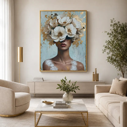 Dipinto di una donna con il volto nascosto da un rigoglioso copricapo di fiori bianchi e dettagli in foglia oro su uno sfondo materico azzurro e bianco.