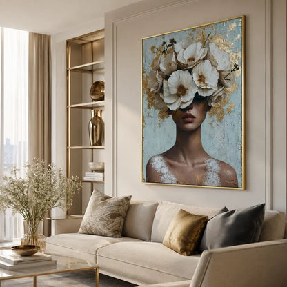 Dipinto di una donna con il volto nascosto da un rigoglioso copricapo di fiori bianchi e dettagli in foglia oro su uno sfondo materico azzurro e bianco.