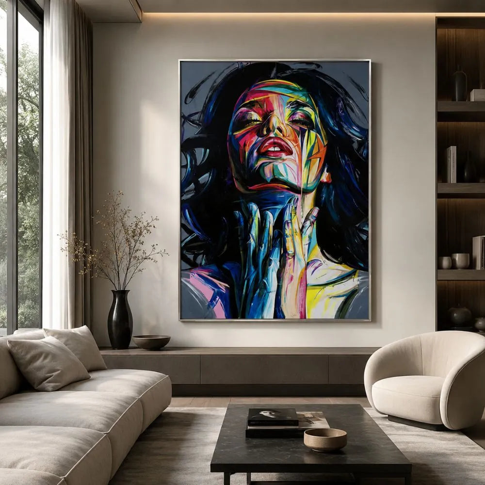 Quadro su tela Bellezza Colorata con volto femminile astratto multicolore, cornice argento minimal in ambiente moderno elegante