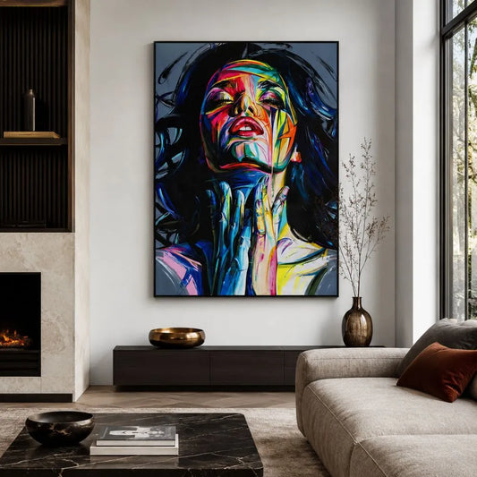 Quadro su tela Bellezza Colorata con volto femminile astratto multicolore, cornice nera minimal in ambiente moderno elegante