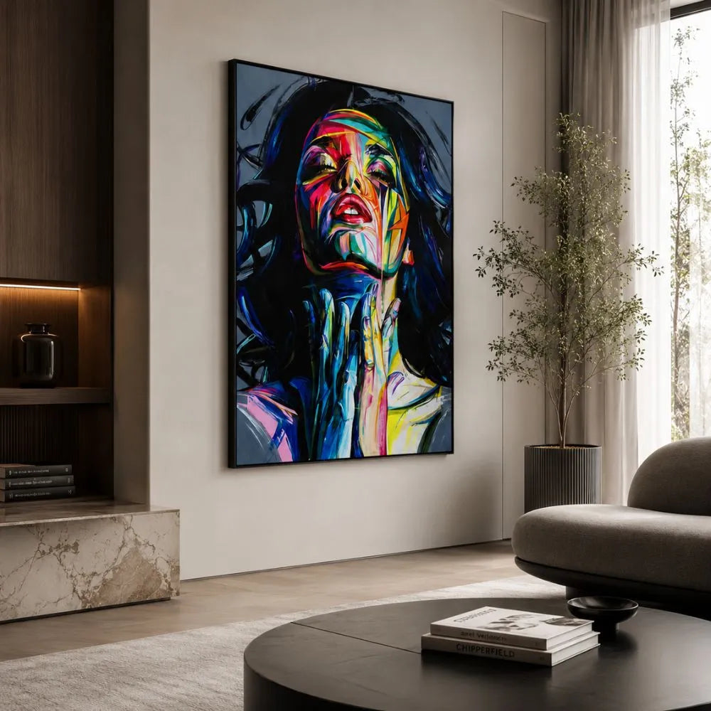 Quadro su tela Bellezza Colorata con volto femminile astratto multicolore, cornice nera minimal in ambiente moderno elegante