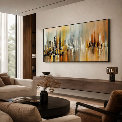 Quadro su tela Città Astratta con skyline urbano moderno, colori beige grigio e oro, cornice nera minimal in soggiorno contemporaneo