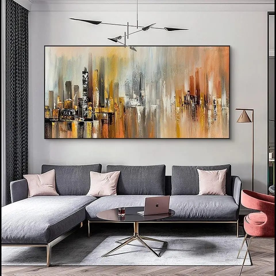 Quadro su tela Città Astratta con skyline urbano moderno, colori beige grigio e oro, cornice nera minimal in soggiorno contemporaneo