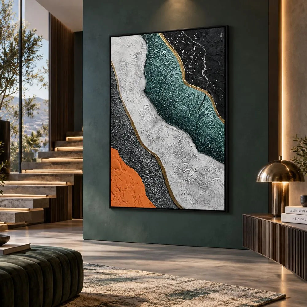 Quadro Contrasti Brillanti astratto verde, arancio, bianco e nero con dettagli dorati, stampa su tela con cornice nera in ambiente moderno elegante
