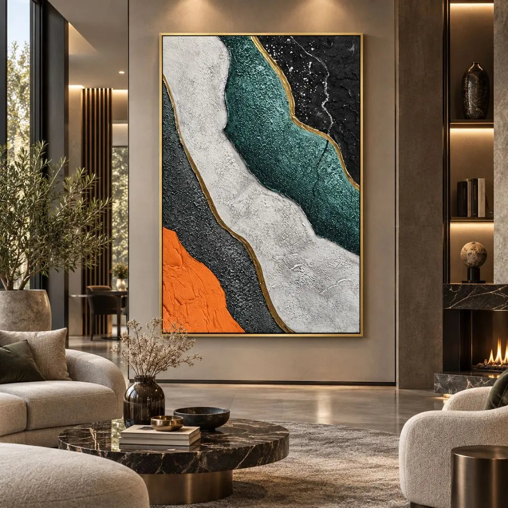 Quadro Contrasti Brillanti astratto verde, arancio, bianco e nero con dettagli dorati, stampa su tela con cornice oro in ambiente moderno elegante