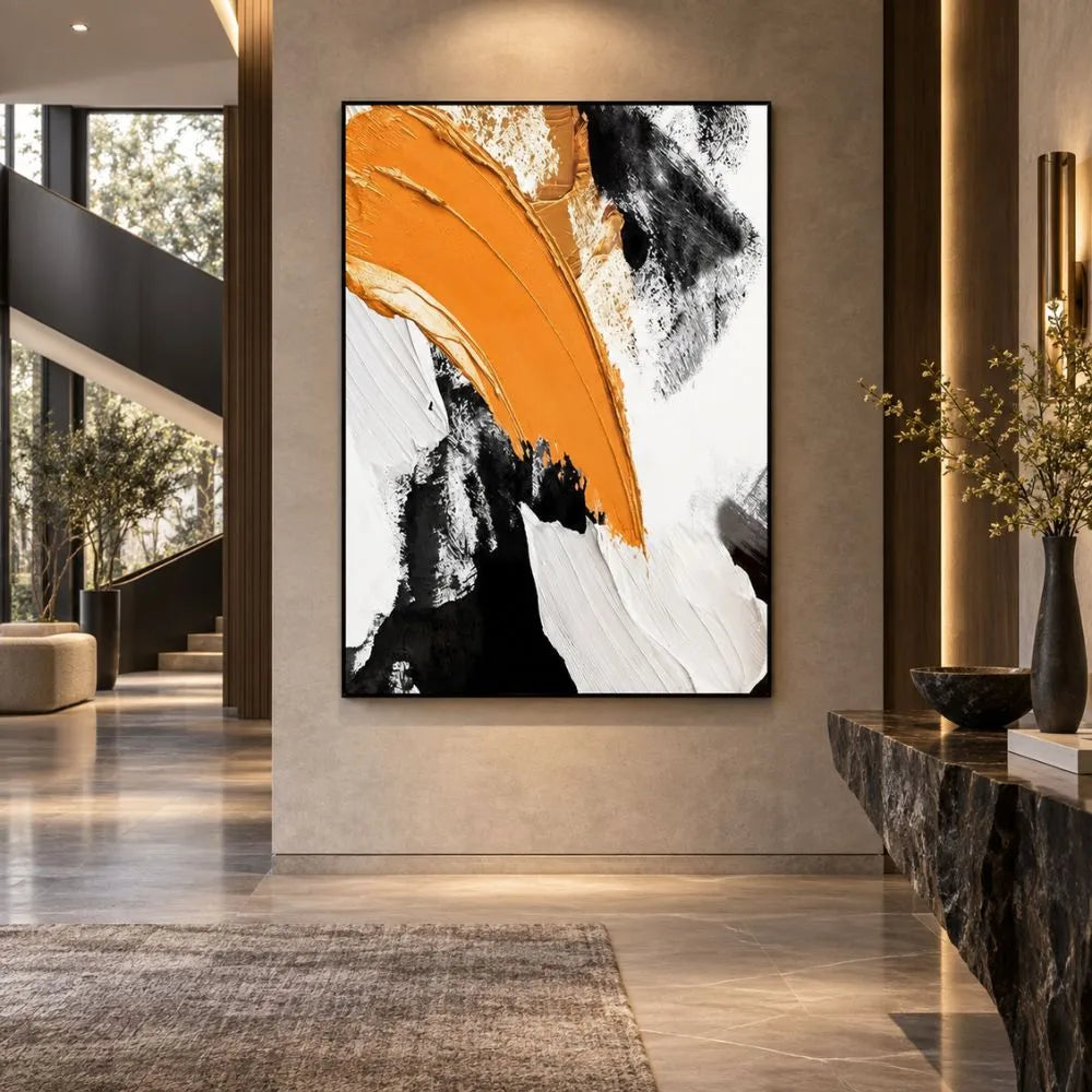 Quadro Contrasti Cromatici astratto con pennellate arancio, nero e bianco, stampa su tela moderna con cornice nera in soggiorno elegante
