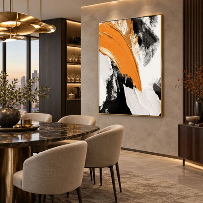 Quadro Contrasti Cromatici astratto con pennellate arancio, nero e bianco, stampa su tela moderna con cornice oro in soggiorno elegante