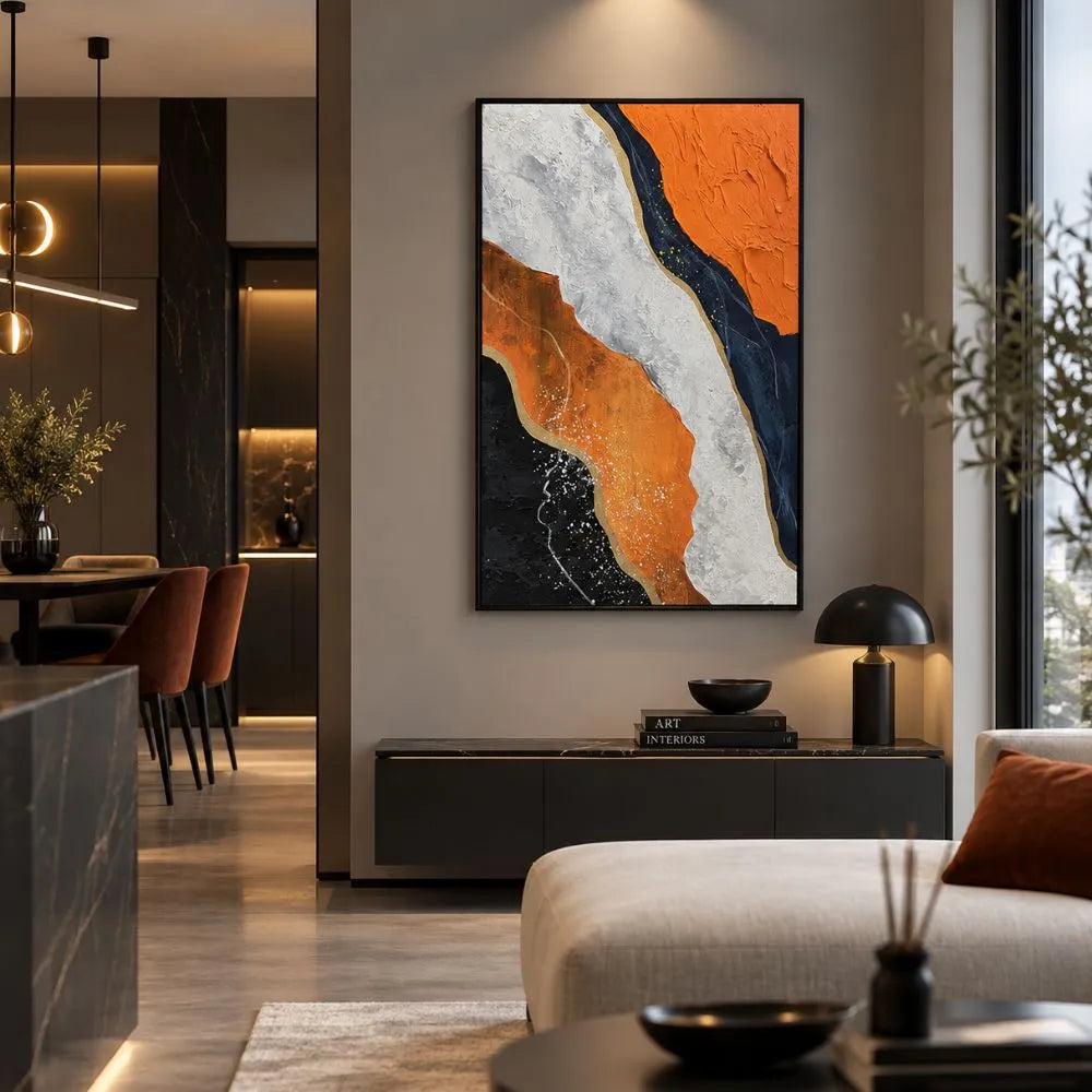 Quadro Contrasti Radianti astratto con tonalità arancio, blu e bianco impreziosite da dettagli dorati, stampa su tela con cornice nera in soggiorno moderno