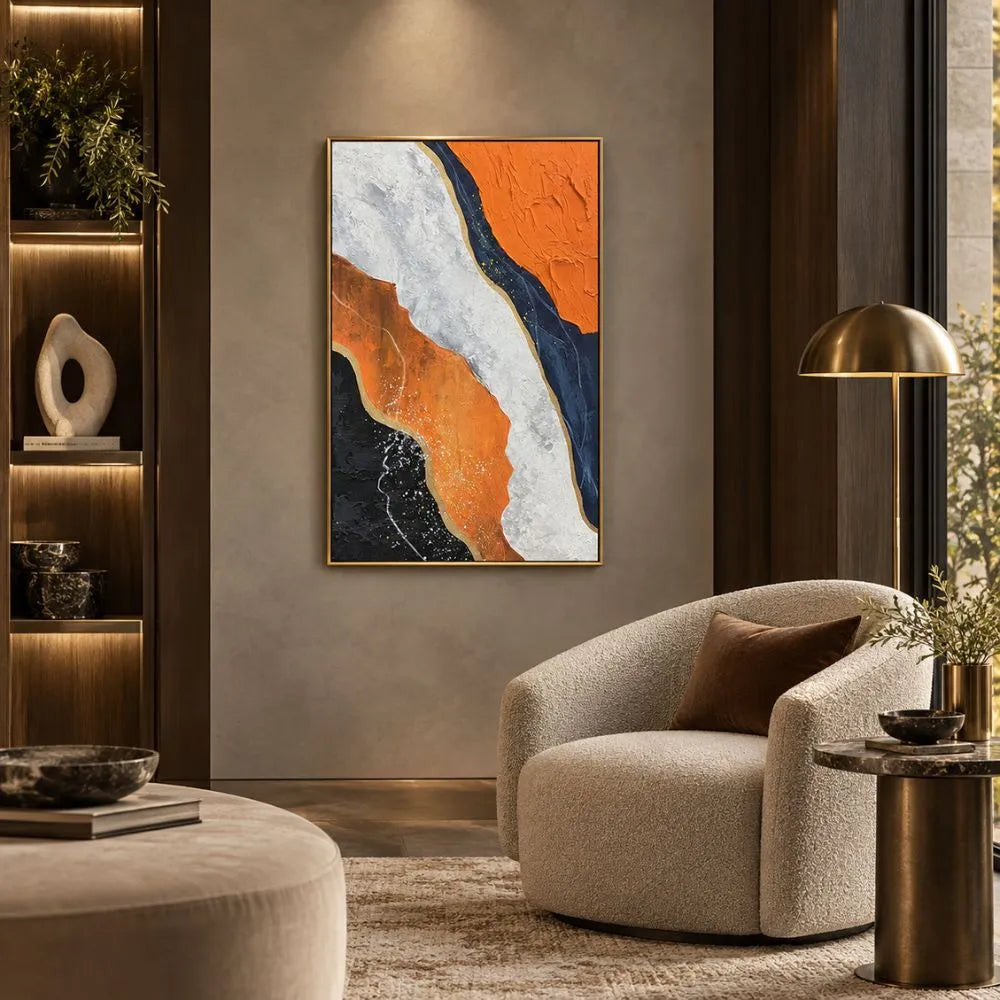 Quadro Contrasti Radianti astratto con tonalità arancio, blu e bianco impreziosite da dettagli dorati, stampa su tela con cornice oro in soggiorno moderno