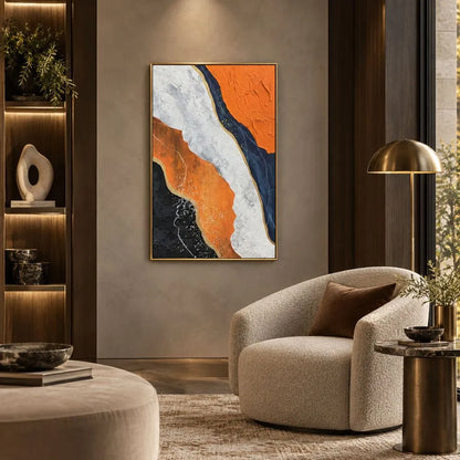Quadro Contrasti Radianti astratto con tonalità arancio, blu e bianco impreziosite da dettagli dorati, stampa su tela con cornice oro in soggiorno moderno