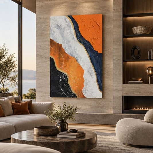 Quadro Contrasti Radianti astratto con tonalità arancio, blu e bianco impreziosite da dettagli dorati, stampa su tela in soggiorno moderno