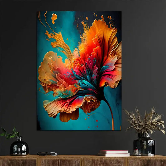 Quadro moderno con fiore astratto in colori vivaci come arancione, rosso e blu su sfondo turchese, appeso sopra un mobile in salotto.
