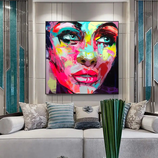 Quadro astratto Essenza di Colori con volto femminile e linee fluide e toni vivaci, ideale per arredamenti moderni e spazi creativi.