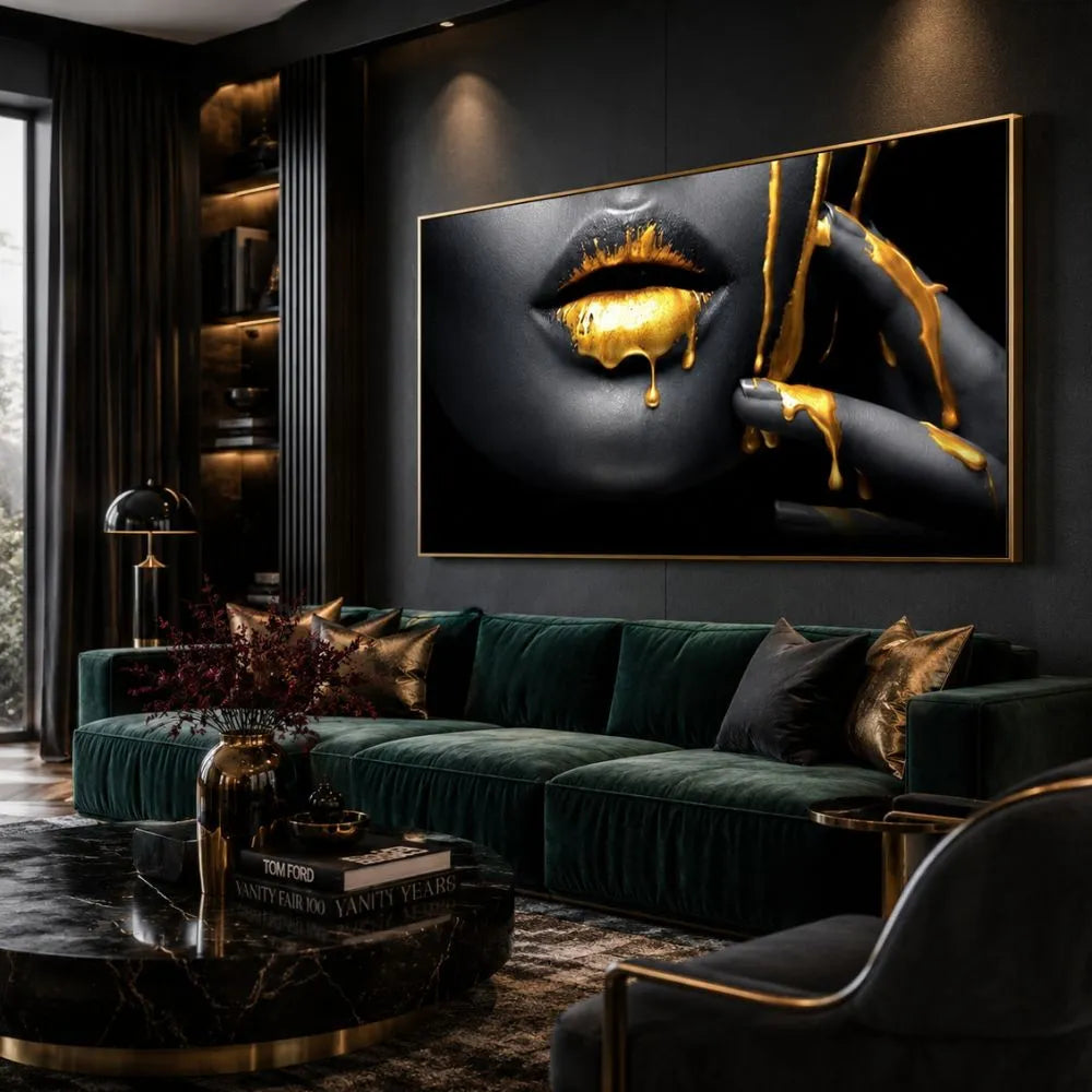 Quadro su tela Essenza Gold con labbra nere e colata dorata, cornice oro minimal in ambiente moderno luxury