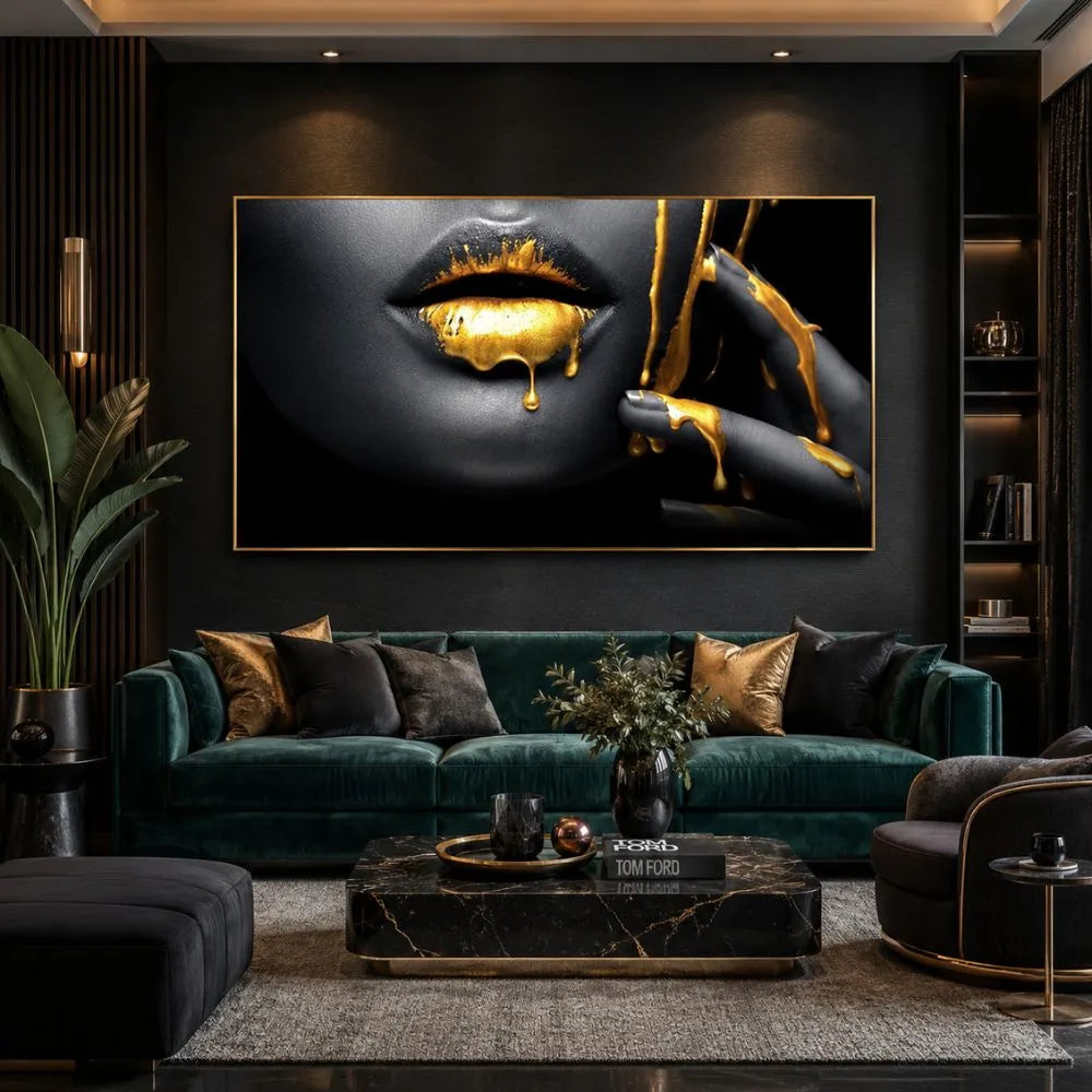 Quadro su tela Essenza Gold con labbra nere e colata dorata, cornice oro minimal in ambiente moderno luxury