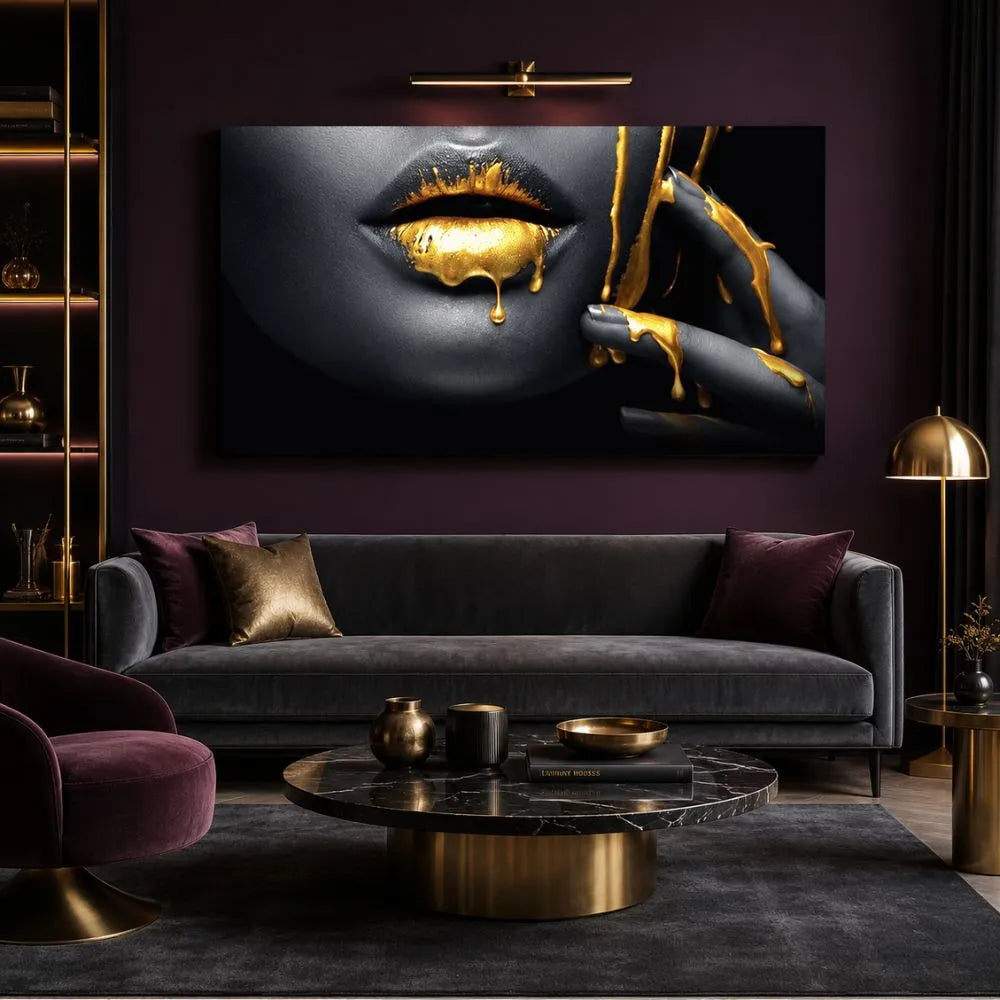 Quadro su tela Essenza Gold con labbra nere e colata dorata in ambiente moderno luxury