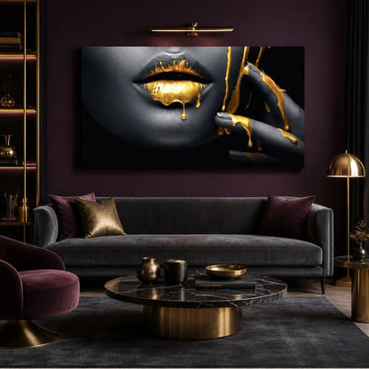 Quadro su tela Essenza Gold con labbra nere e colata dorata in ambiente moderno luxury