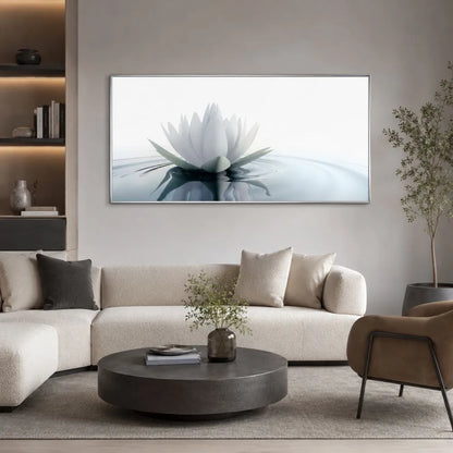 Quadro su tela Fiore di Loto con fiore di loto bianco e riflessi sull’acqua, cornice argento minimal in ambiente moderno elegante