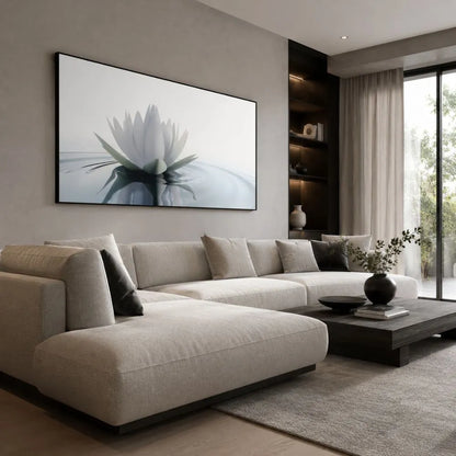 Quadro su tela Fiore di Loto con fiore di loto bianco e riflessi sull’acqua, cornice nera minimal in ambiente moderno elegante