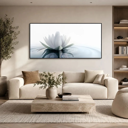 Quadro su tela Fiore di Loto con fiore di loto bianco e riflessi sull’acqua, cornice nero minimal in ambiente moderno elegante
