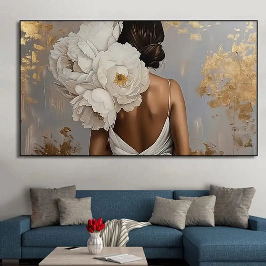 Quadro di una donna di spalle con un abito bianco e grandi fiori di peonia bianchi sulla schiena, su uno sfondo grigio con accenti dorati.