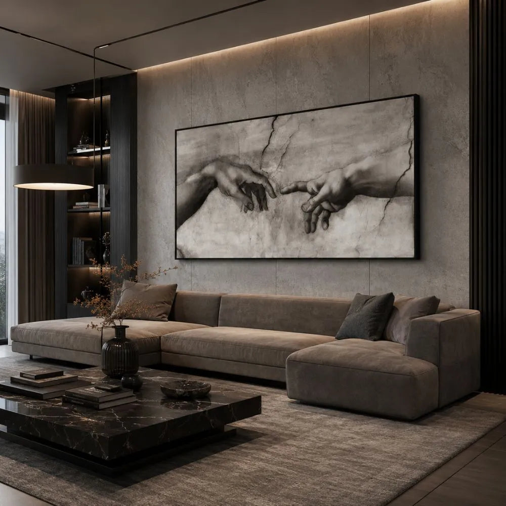 Quadro su tela La Creazione di Adamo di Michelangelo con dettaglio delle mani in bianco e nero e cornice nera minimal in soggiorno moderno elegante