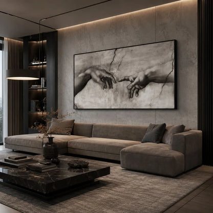 Quadro su tela La Creazione di Adamo di Michelangelo con dettaglio delle mani in bianco e nero e cornice nera minimal in soggiorno moderno elegante