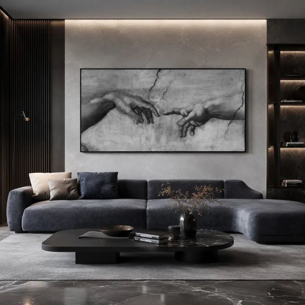 Quadro su tela La Creazione di Adamo di Michelangelo con dettaglio delle mani in bianco e nero e cornice nera minimal in soggiorno moderno elegante