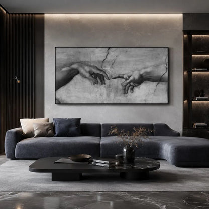 Quadro su tela La Creazione di Adamo di Michelangelo con dettaglio delle mani in bianco e nero e cornice nera minimal in soggiorno moderno elegante