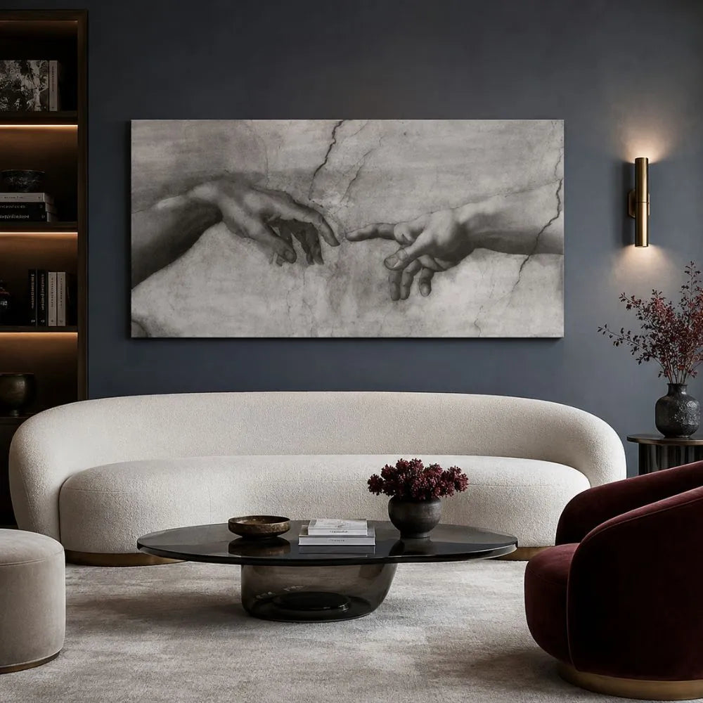 Quadro su tela La Creazione di Adamo di Michelangelo con dettaglio delle mani in bianco e nero in ambiente moderno elegante