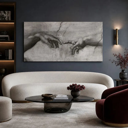 Quadro su tela La Creazione di Adamo di Michelangelo con dettaglio delle mani in bianco e nero in ambiente moderno elegante