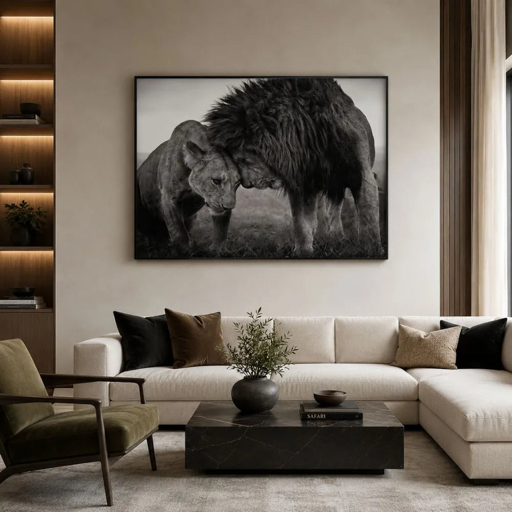 Quadro su tela Leone e Leonessa in bianco e nero con cornice nera minimal in ambiente moderno elegante
